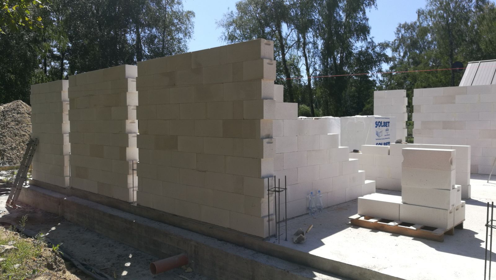 Strzępia nie powinny być głębsze niż 10cm, żeby beton mógł wypełnić przestrzeń w murze (fot. SOLBET)