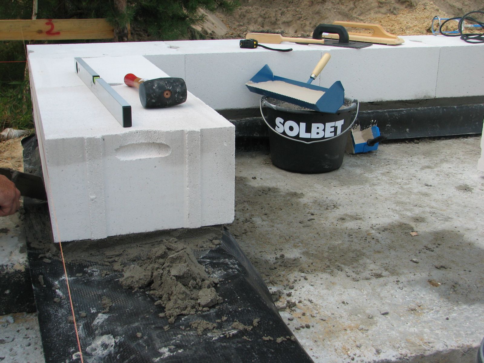 Modyfikacja grubości muru może wiązać się z koniecznością przeliczenia konstrukcyjnego i cieplno-wilgotnościowego przegród (fot. SOLBET)