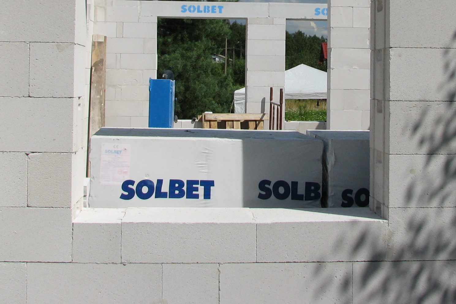 Zmiany wysokości otworów okiennych najłatwiej wyprowadzić dociętymi bloczkami lub układanymi poziomo płytkami z betonu komórkowego (fot. SOLBET)
