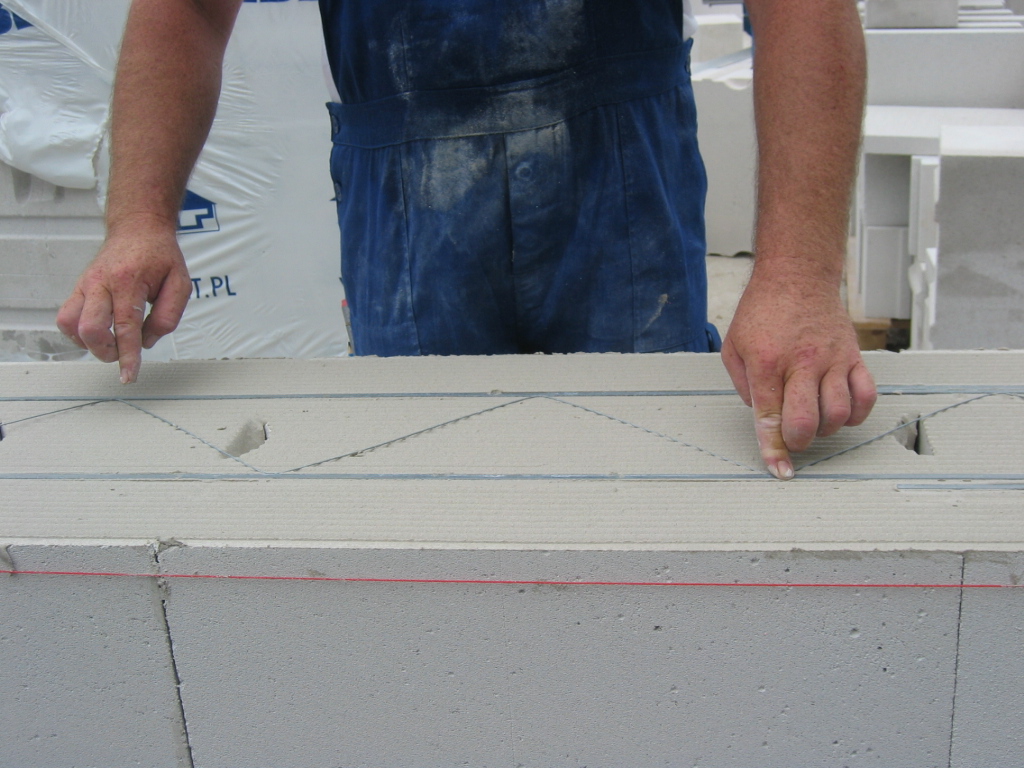 W ścianach z betonu komórkowego umieszczone w cienkiej spoinie zbrojenie Murfor dobrze współpracuje z murem. Szerokość kratowniczki (od 4 do 19 cm) dobiera się odpowiednio do grubości ściany (fot. SOLBET)