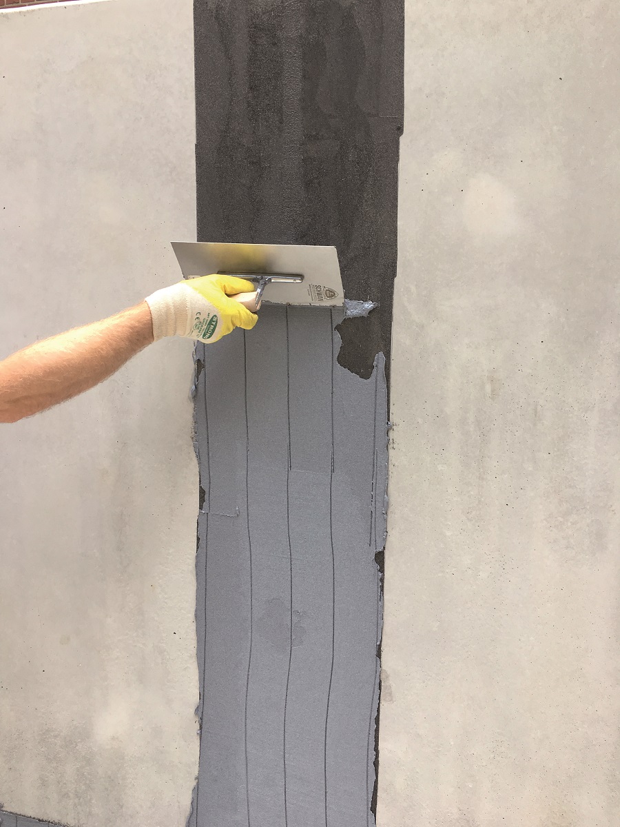 Uszczelnieie dylatacji za pomocą taśmy i masy hydroizolacyjnej (fot. REMMERS)