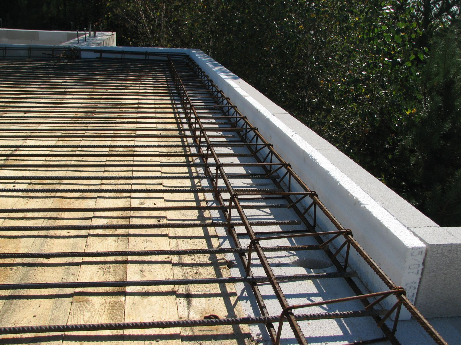 Płytki z betonu komórkowego firmy SOLBET mają grubość 6 lub 8 cm. Ściany zewnętrzne jednowarstwowe są grube, więc jest tu wystarczająca ilość miejsca na wykonanie obudowy i na umieszczenie ocieplenia między nią, a wieńcem (fot. SOLBET)