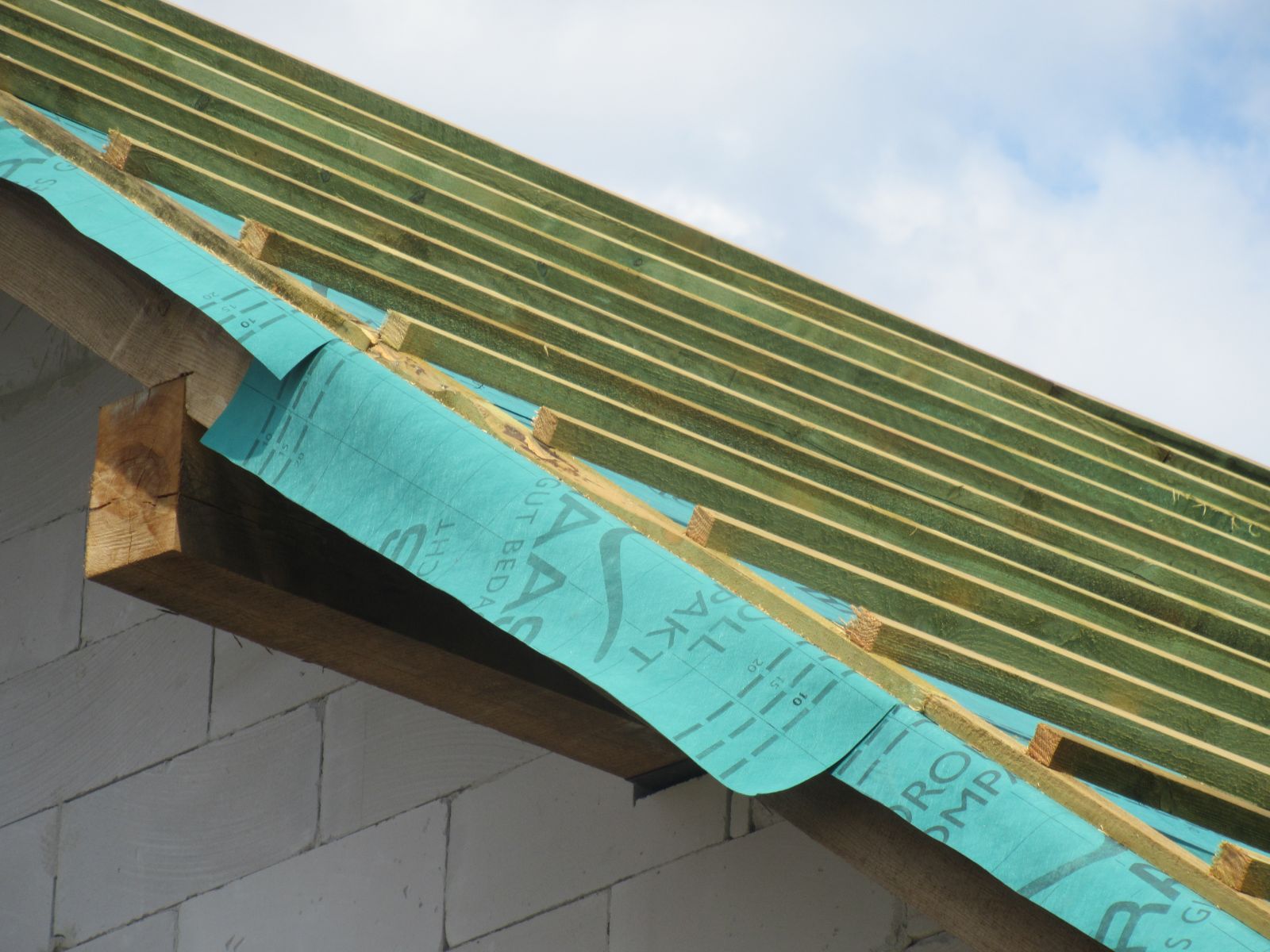 Folie dachowe najczęściej mają wytrasowane linie zakładów - łatwo sprawdzić, czy są zrobione poprawnie (fot. KMR)