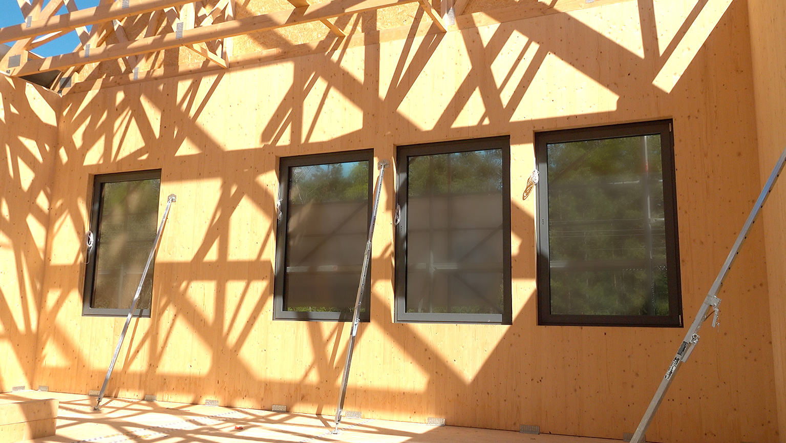 Do stabilnego zamocowania okien potrzebne są wkręty odpowiednie dla danych parametrów stolarki i konstrukcji budynku (fot. KLIMAS WKRĘT-MET)