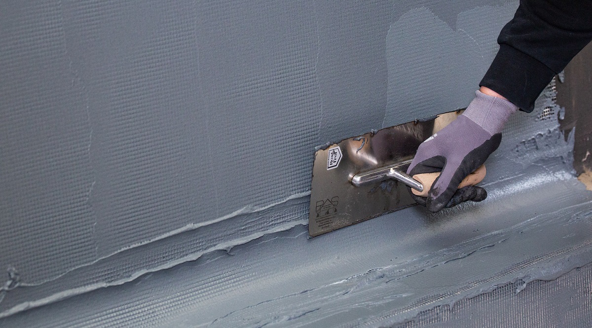 Wyoblenie pod hydroizolację w narożniku powinno mieć promień 4-6 cm (fot. REMMERS)