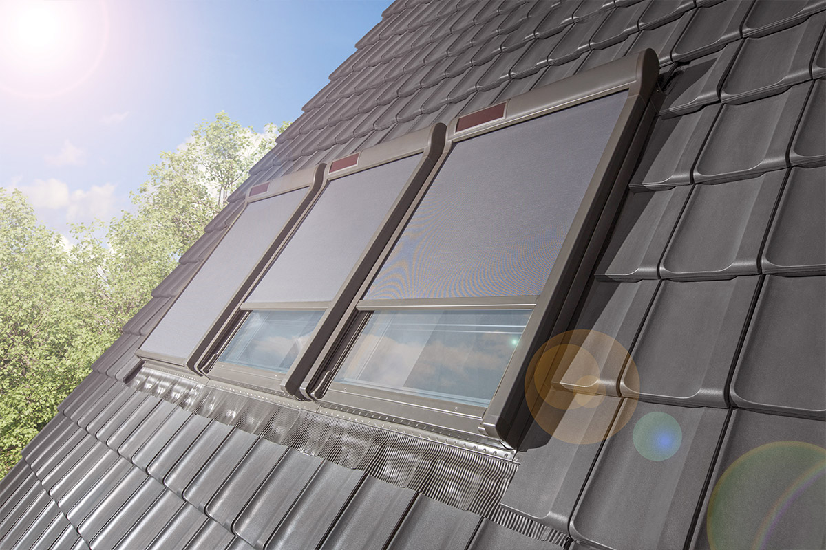 Nowoczesne przesłony idealnie pasują do estetyki okien i można je podłączyć do domowej sieci sterowania, przy czym modele solarne nawet nie wymagają doprowadzenia prądu (fot. FAKRO)