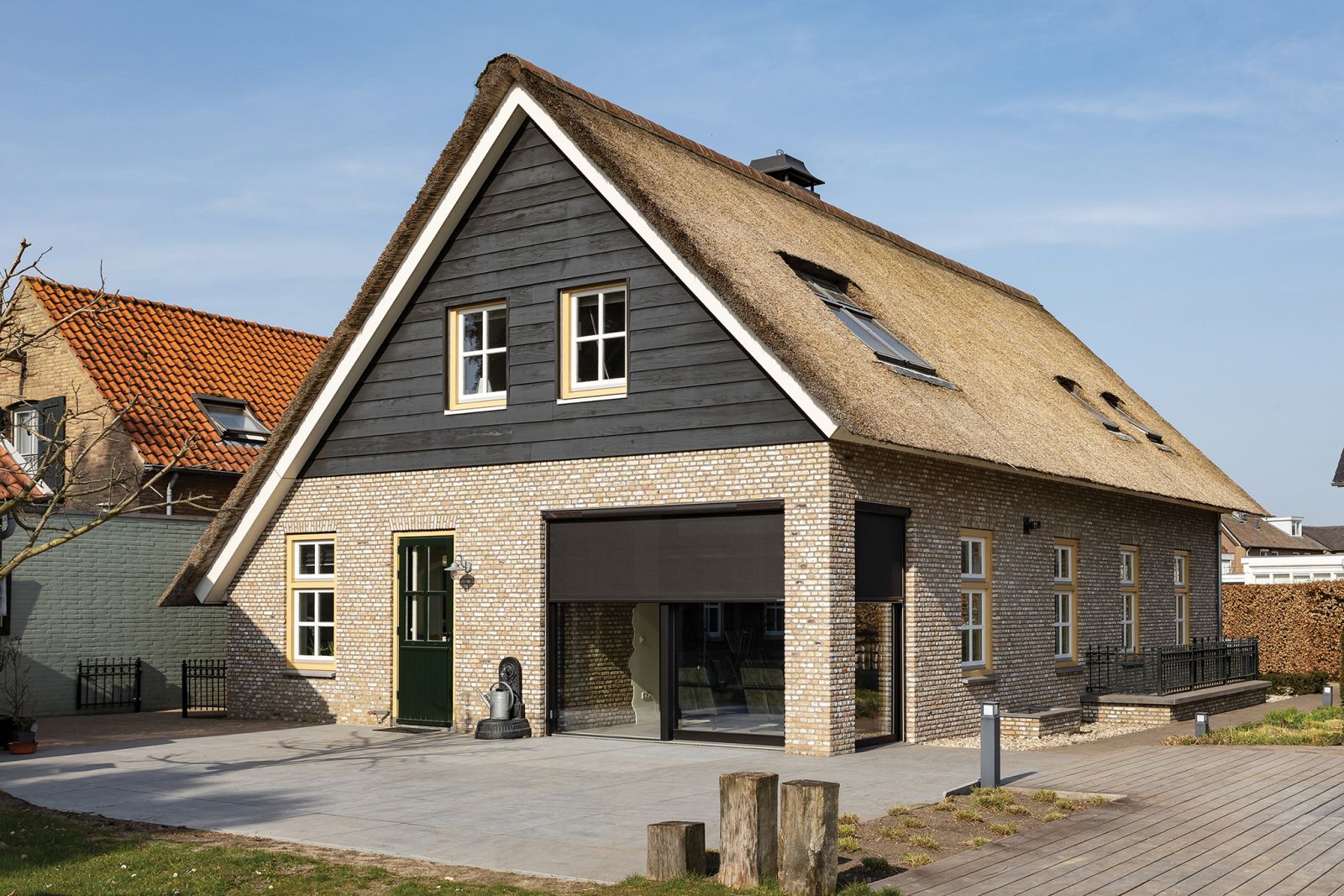 Właściciele pięknego holenderskiego domu zainwestowali w markizy zewnętrzne FAKRO VMZ Solar, które skutecznie zlikwidowały problem nadmiernego nagrzewania pomieszczeń (fot. FAKRO)