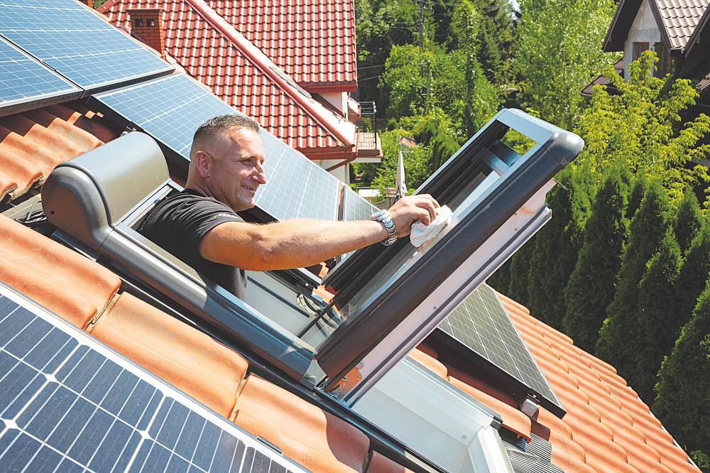 Aby jak najdłużej cieszyć się bezawaryjnym użytkowaniem okien dachowych, należy poddawać je okresowej konserwacji (fot. FAKRO)