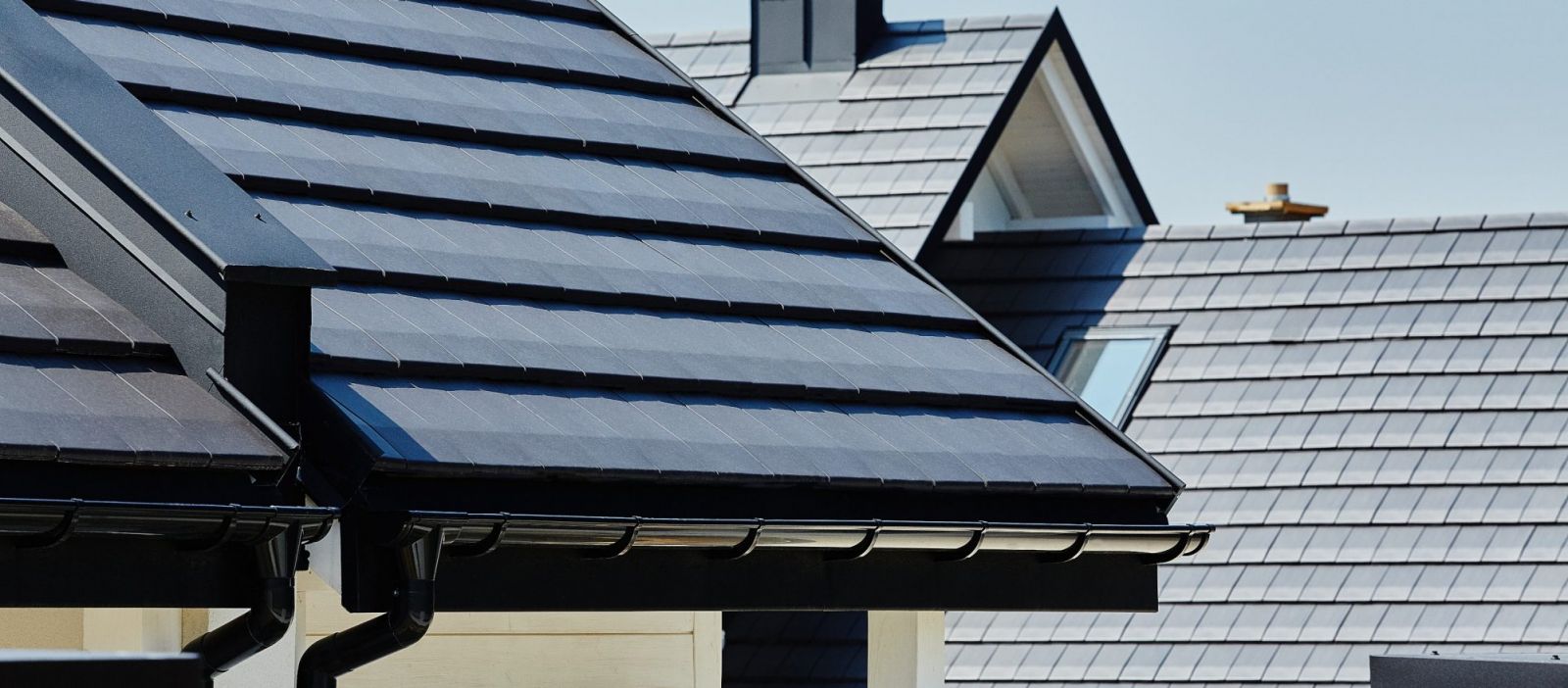 Dachówki ceramiczne tworzą ciężkie pokrycie dachowe złożone z drobnych elementów, bezpieczne pod kątem odporności na wiatr, zwłaszcza przy zastosowaniu systemowych spinek mocujących (na zdjęciu dachówki marki Koramic, fot. WIENERBERGER)