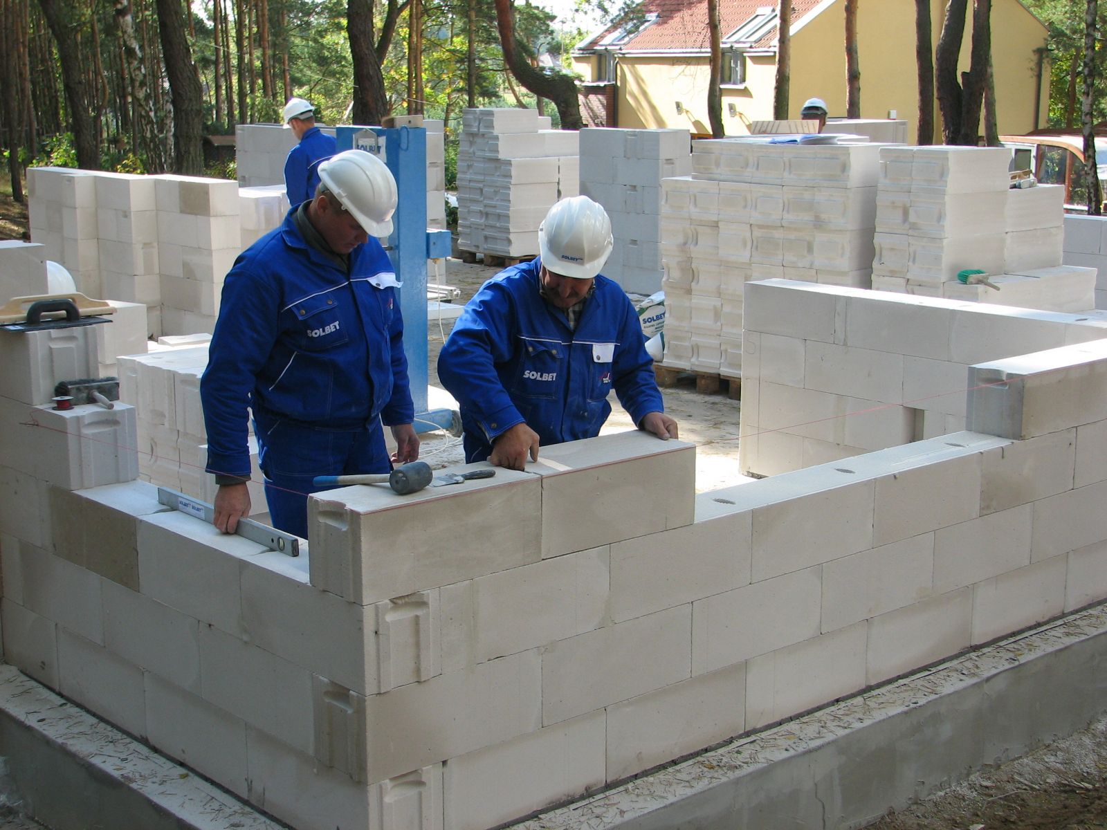 Najlepiej całą konstrukcję murową budynku wykonywać z jednolitego materiału murowego – beton komórkowy nadaje się zarówno na ściany zewnętrzne, jak i wewnętrzne nośne i działowe (fot. SOLBET)