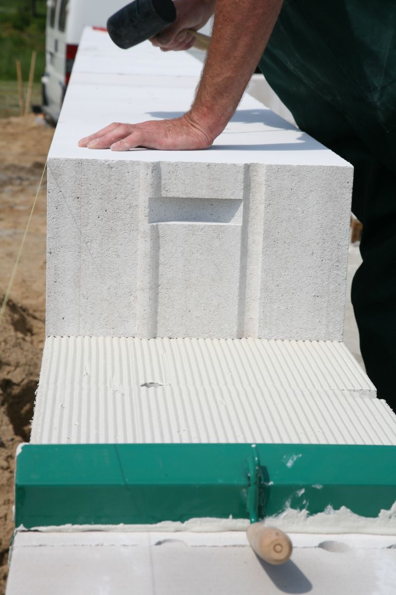 Ściany z pełnych bloczków z betonu komórkowego murowane na zaprawę klejową (do spoin cienkowarstwowych) pozbawione są mostków termicznych wzdłuż spoin i charakteryzują się wysoką wytrzymałością na ściskanie (fot. H+H)