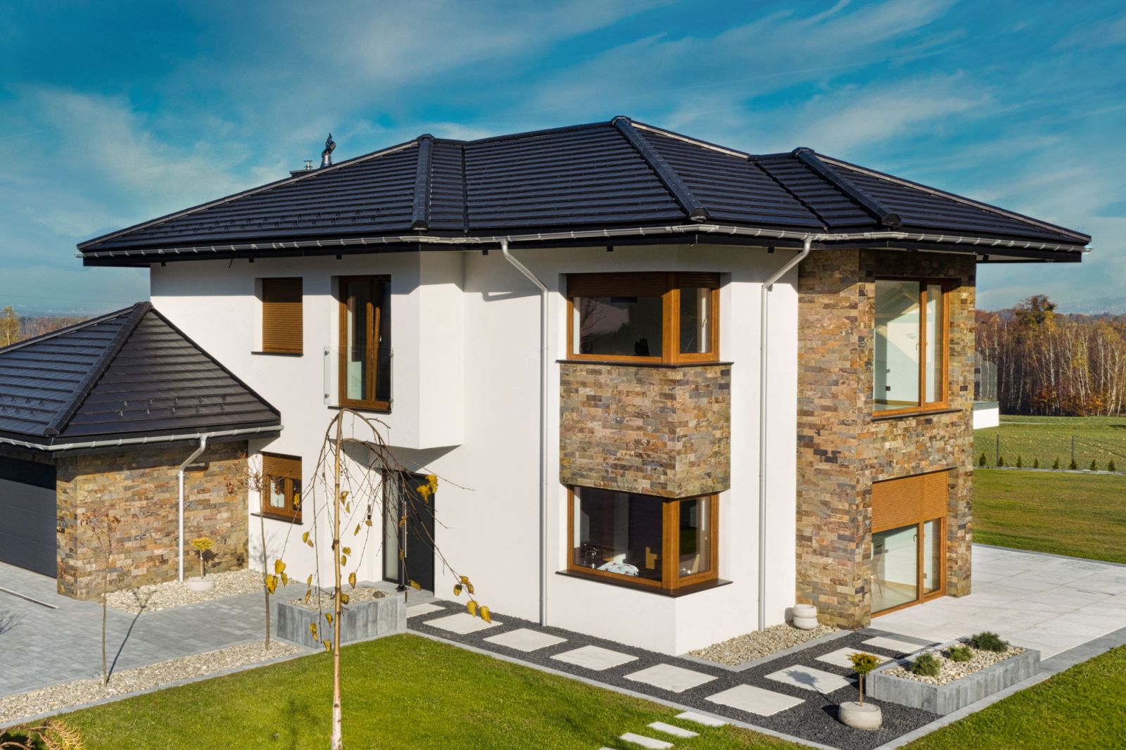 Mniejszy kąt nachylenia dachu sprawia, że zwiększają się wymagania względem szczelności pokrycia i poszycia dachowego oraz sposobu montażu dachówek, stąd wybór modeli staje się ograniczony (fot. CREATON)