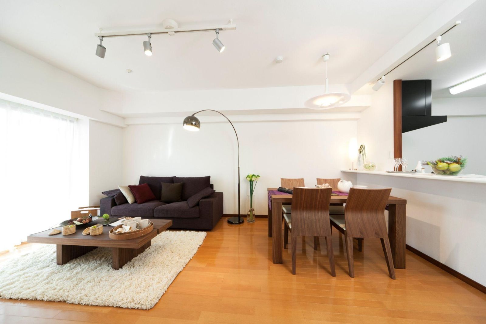 Reflektory pozwalają ukierunkować światło, a plafon daje równomierne górne oświetlenie (fot. ag.)