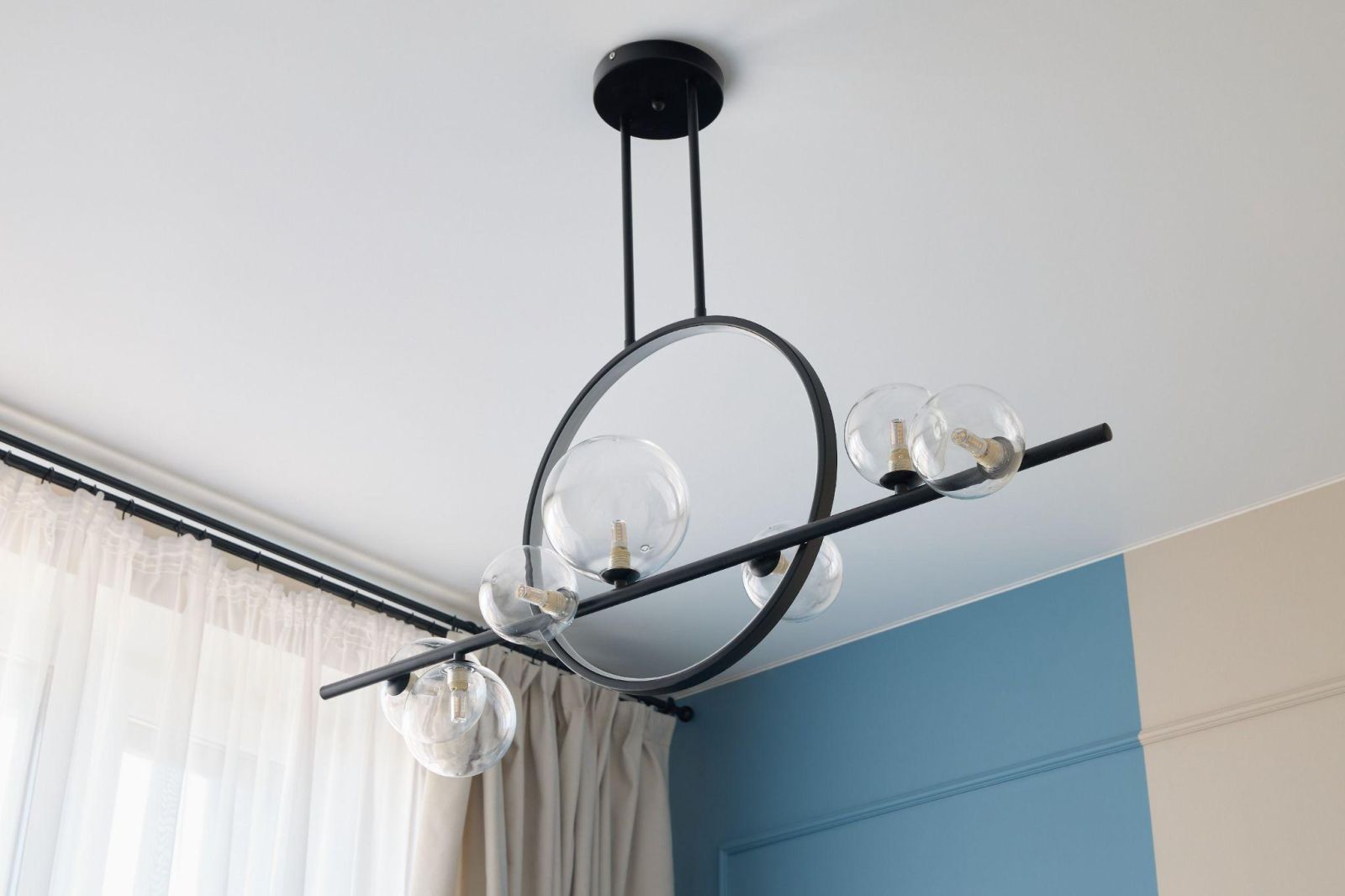 Źródła światła skierowane ku górze rozświetlają sufit (fot. ag.)