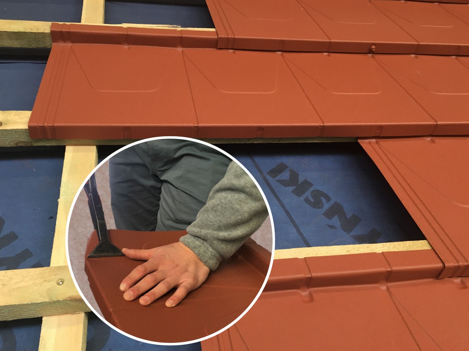 Niewielkie panele łatwo jest rozłożyć na dachu i operować nimi podczas obróbek (fot. DSnM)