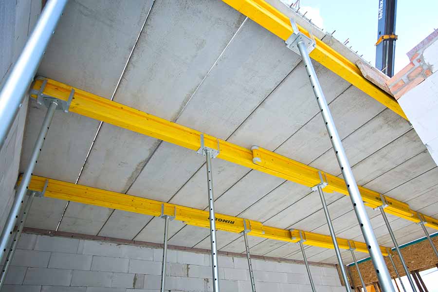 Strop Vector podpieramy co 2,0-2,4 m (zależnie od grubości), a wzdłuż linii podparcia rozmieszczamy podpory montażowe co ok. 2 m (fot. stropy.pl)