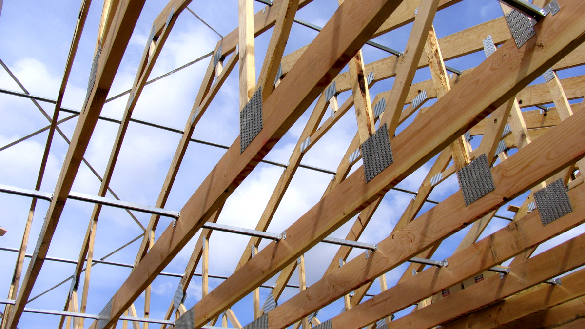 W przypadku gotowych wiązarów dachowych konstrukcję usztywnia się albo metalowymi krzyżulcami i poprzecznymi rozpórkami... (fot. Simpson Strong-Tie)