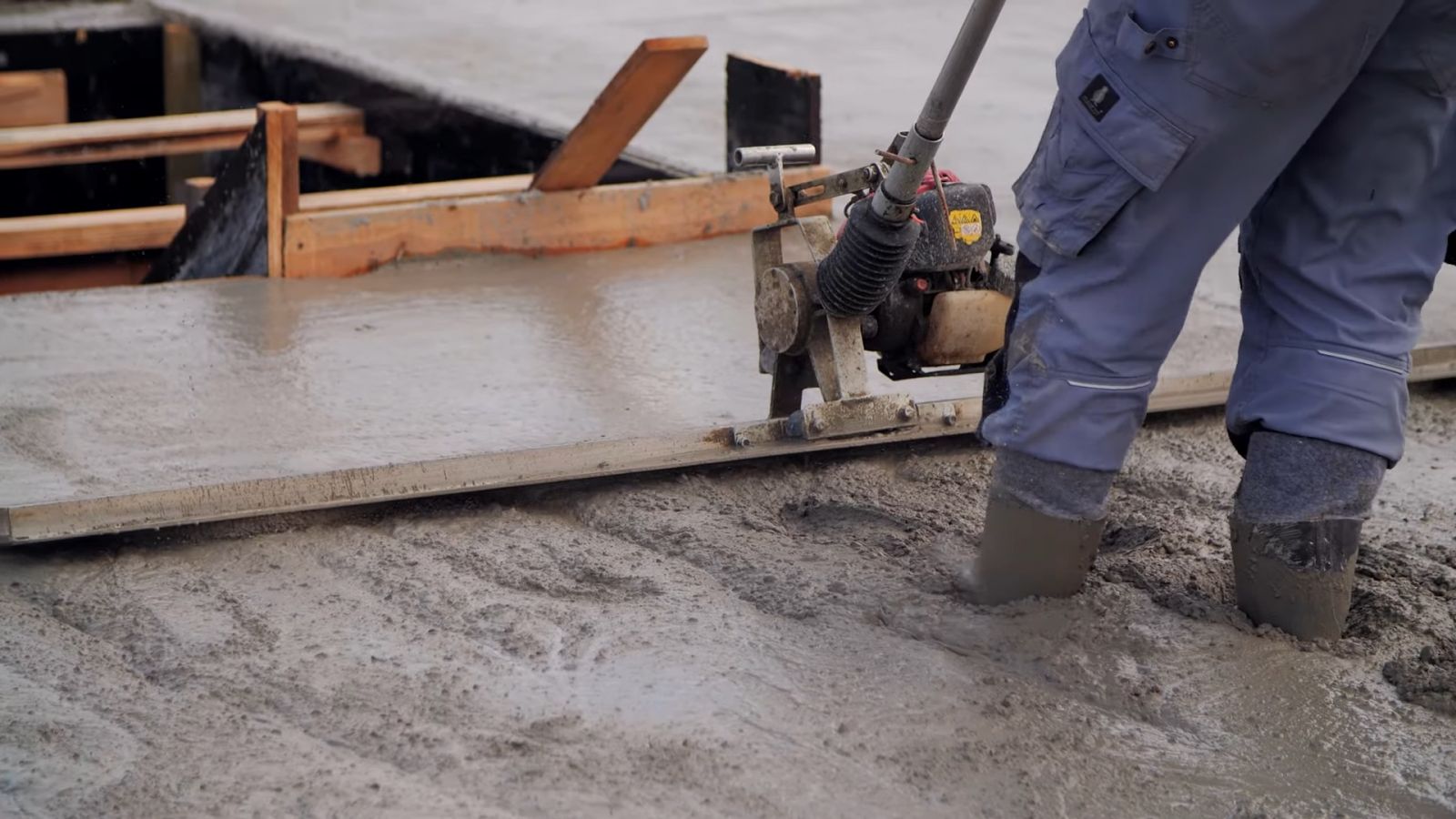 Wykładany na prefabrykaty beton powinien być zawibrowany i wyrównany – najlepiej, jeśli odbywa się to w miarę równolegle, dlatego warto zadbać o odpowiedni skład ekipy budowlanej (fot. stropy.pl)